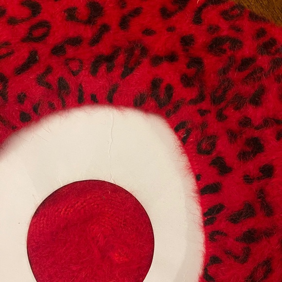 Red Beret - Picture 4 of 5